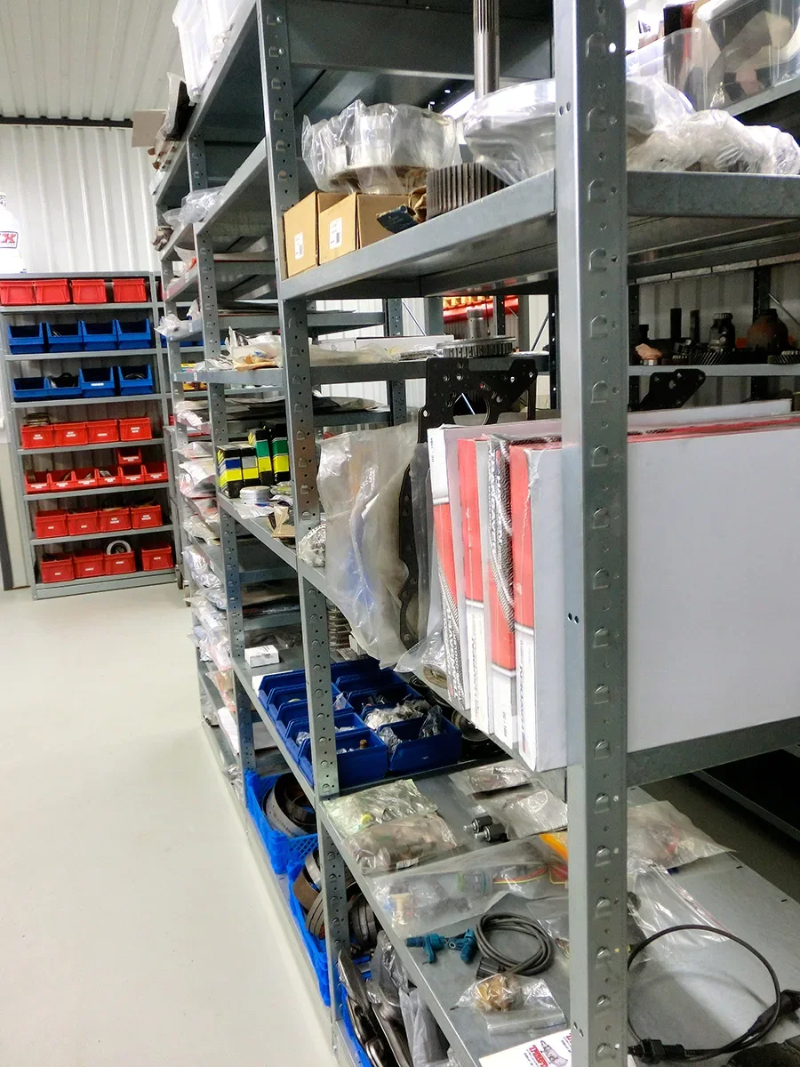 Organiserade hyllor i Transfix verkstad